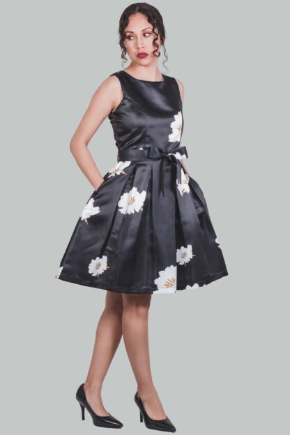 Vestido corte A negro flores Anastasia