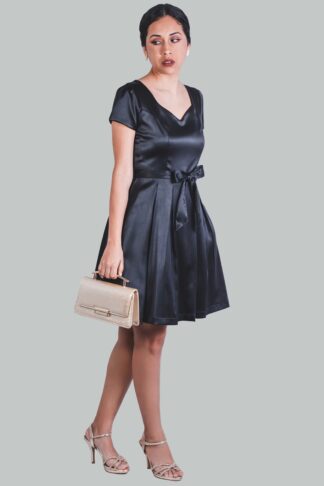 Vestido en A negro satinado Alyna