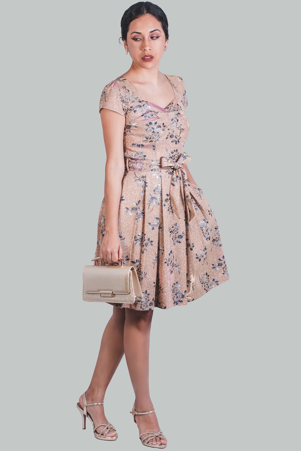 Vestido en A dorado tornasol flores Zafiro